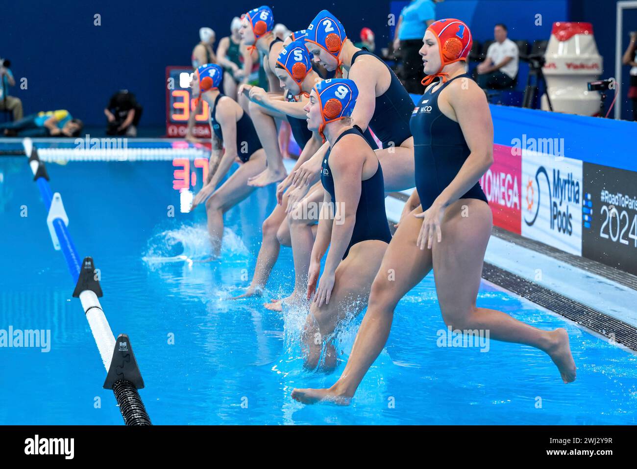 Doha, Qatar. 12 febbraio 2024. DOHA, QATAR - 12 FEBBRAIO: Squadra dei Paesi Bassi durante il quarto finale di pallanuoto femminile tra Ungheria e Paesi Bassi al Doha World Aquatics Championships 2024 all'Aspire Dome il 12 febbraio 2024 a Doha, Qatar. (Foto di MTB-Photo/BSR Agency) credito: BSR Agency/Alamy Live News Foto Stock