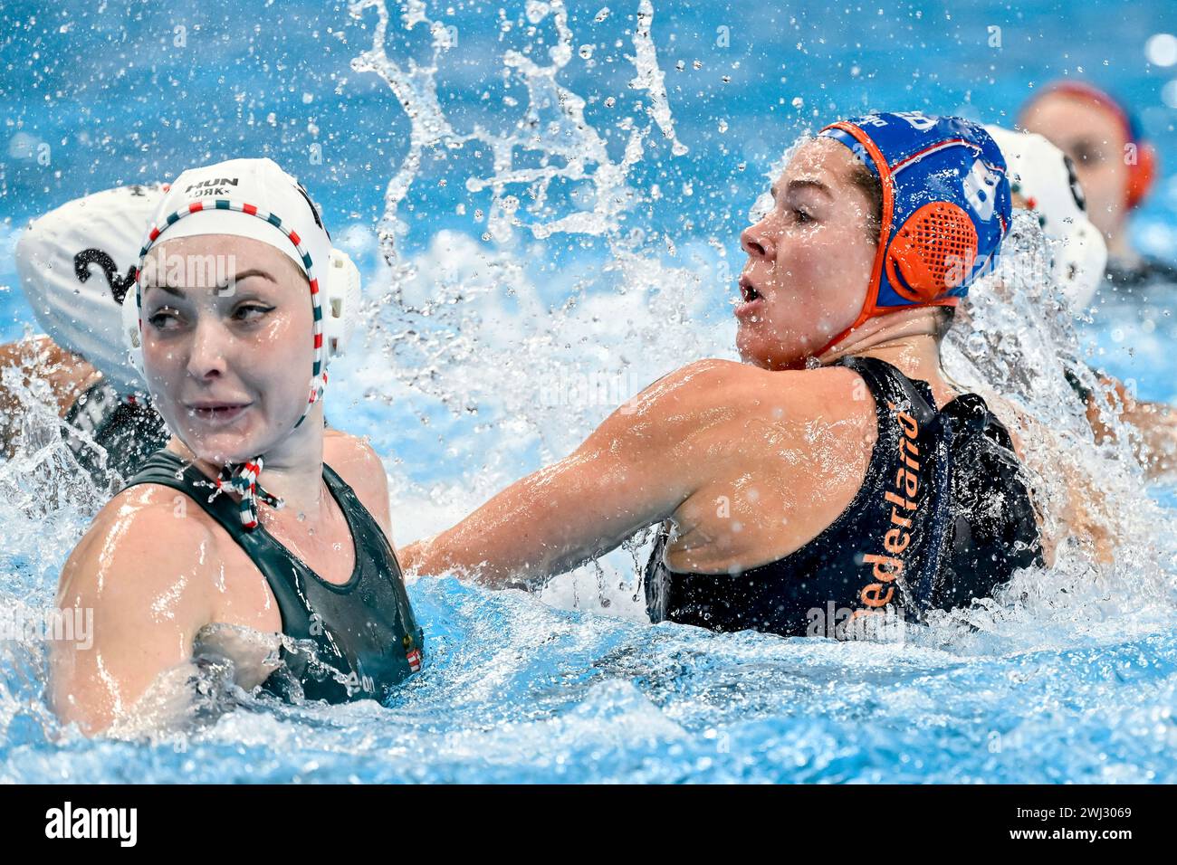 Doha, Qatar. 12 febbraio 2024. DOHA, QATAR - 12 FEBBRAIO: Simone van de Kraats dei Paesi Bassi si batte per il pallone con i calciatori ungheresi durante il quarto finale di pallanuoto femminile tra Ungheria e Paesi Bassi ai Campionati mondiali di acquatica di Doha 2024 all'Aspire Dome il 12 febbraio 2024 a Doha, Qatar. (Foto di MTB-Photo/BSR Agency) credito: BSR Agency/Alamy Live News Foto Stock