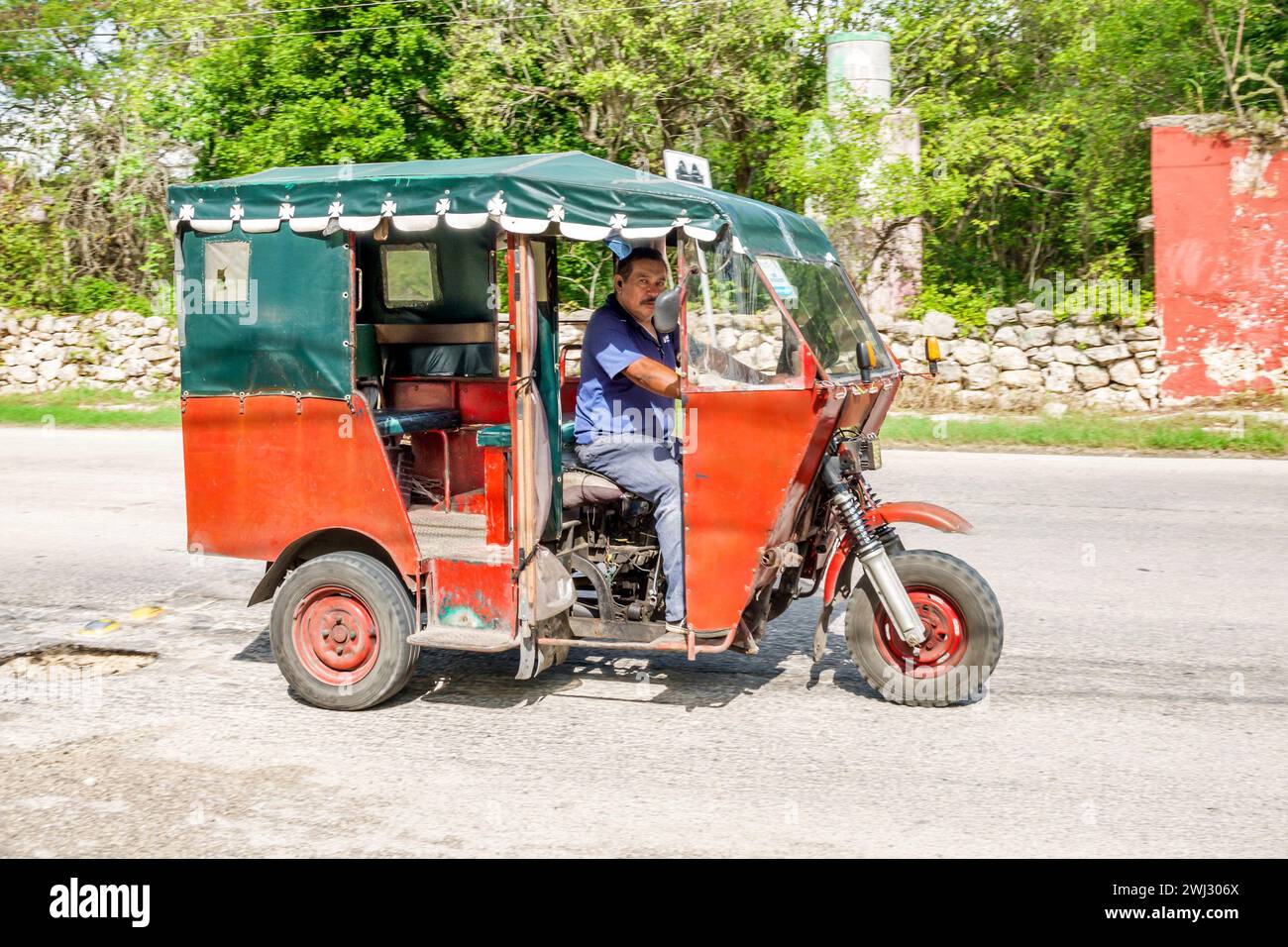 Merida Mexico, Dzibilchaltun, tuk-tuk auto risciò, uomini uomini uomini, adulti, residenti, autista, ispanico latino latino, spagnolo Foto Stock