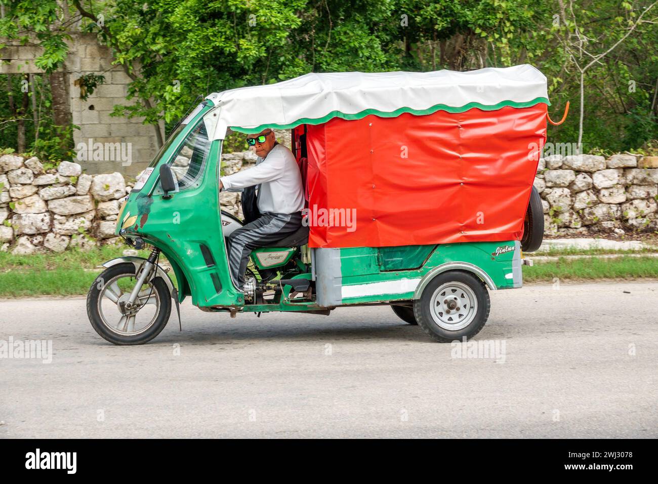 Merida Mexico, Dzibilchaltun, tuk-tuk auto risciò, autista, uomo uomo uomo uomo uomo uomo, adulto, residenti, ispanico latino latino latino, spanis Foto Stock