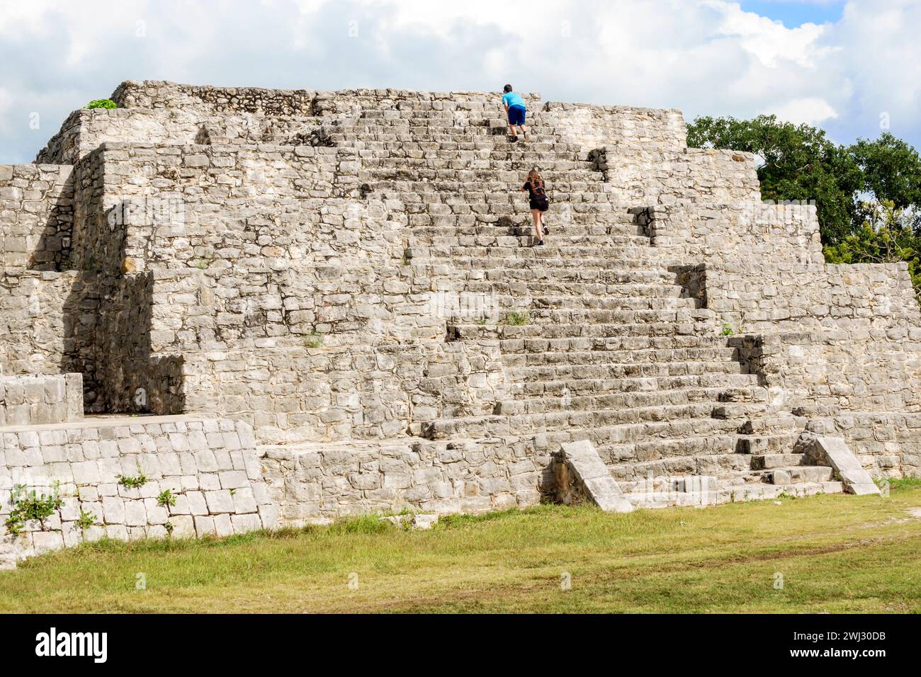 Merida Messico, sito archeologico di Dzibilchaltun Parco Nazionale, rovine della città della civiltà Maya, zona Arqueologica de Dzibilchaltun, struttura 36 roccia Foto Stock