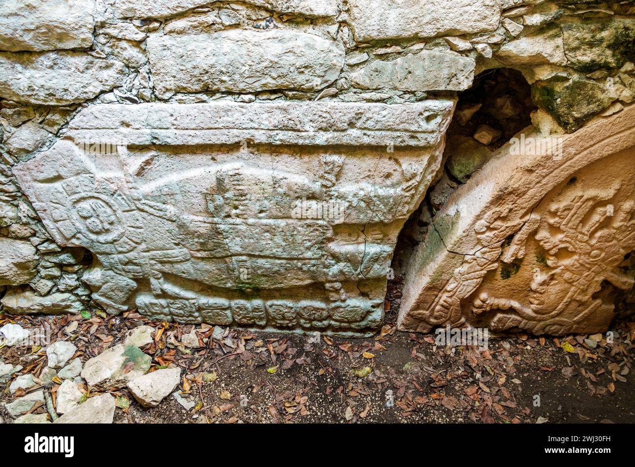 Merida Messico, sito archeologico di Dzibilchaltun Parco Nazionale, rovine della città della civiltà Maya, zona Arqueologica de Dzibilchaltun, struttura 36 roccia Foto Stock