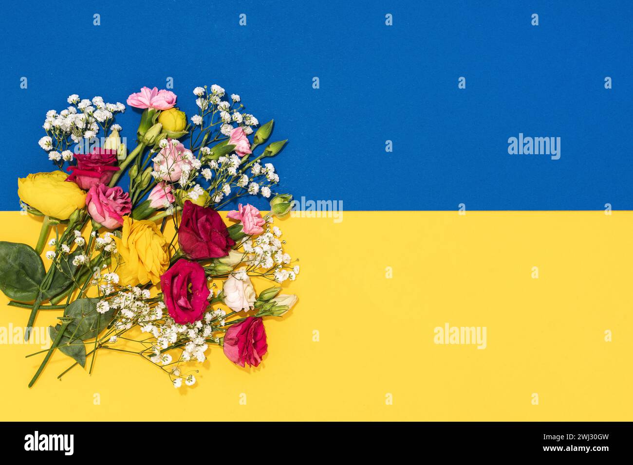 Mazzo di piccoli fiori e bandiera Ucraina Foto Stock