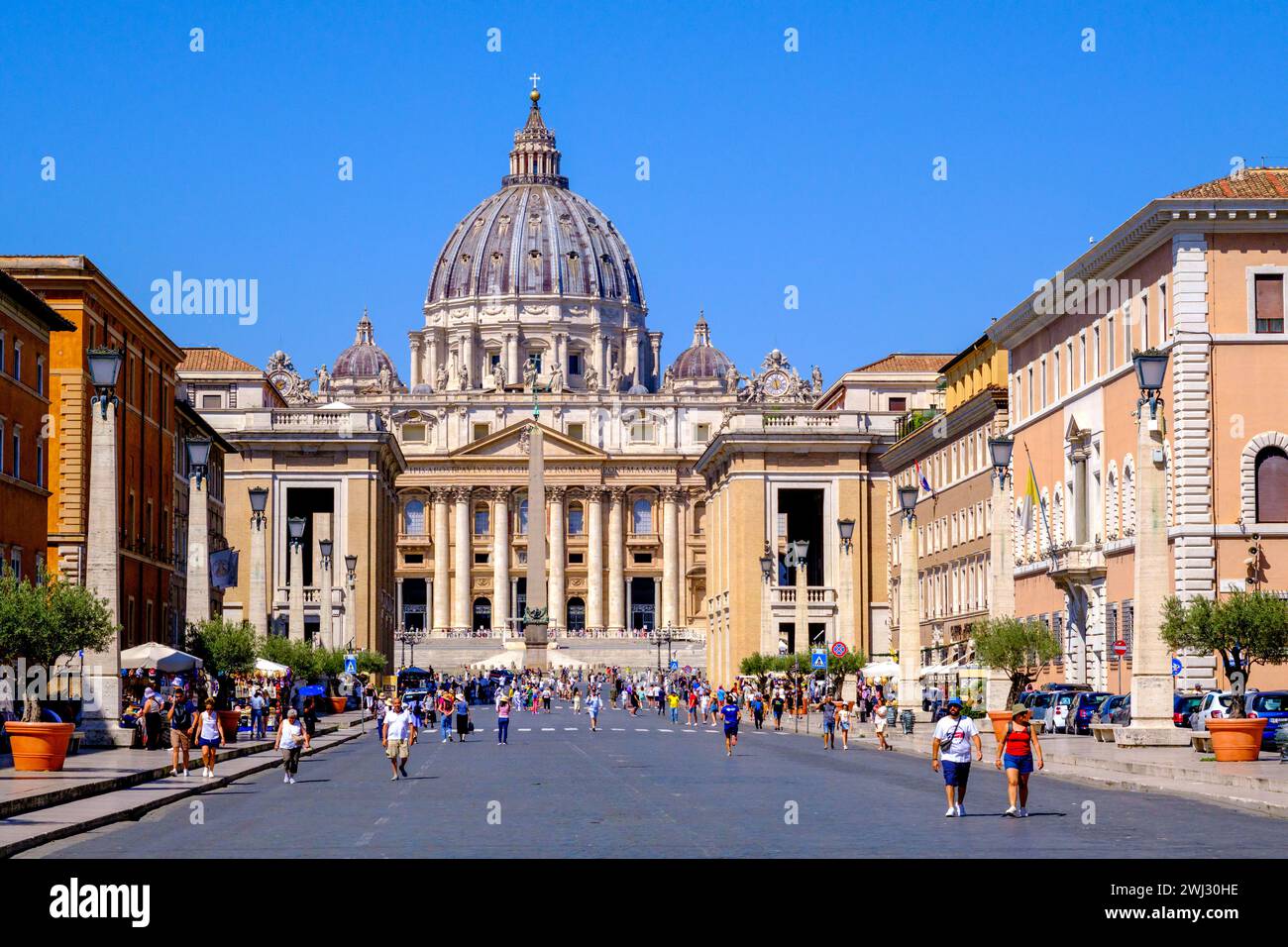 Roma, IT - 11 agosto 2023: Via della conciliazione e San La Basilica di Pietro Foto Stock