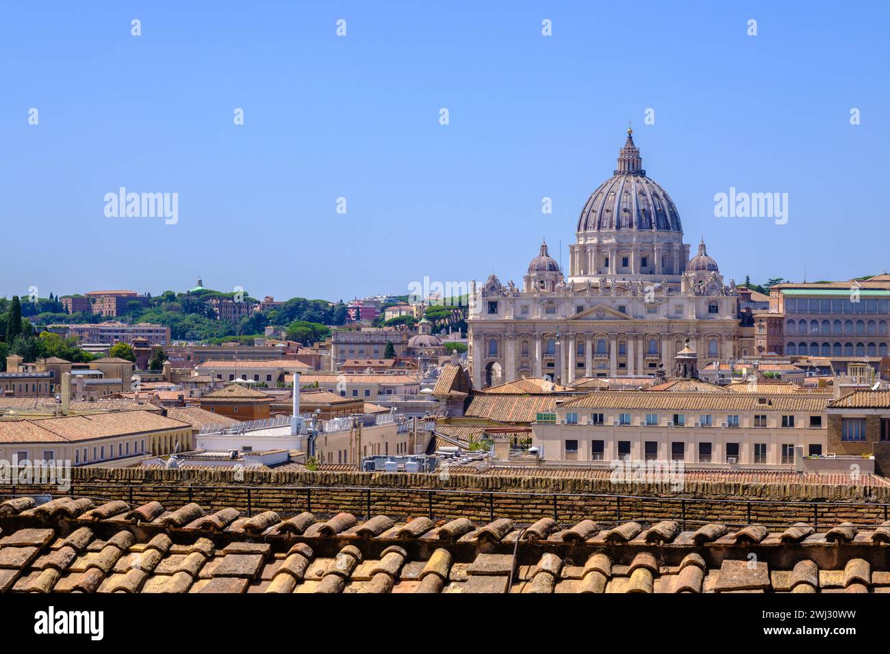 Roma, IT - 11 agosto 2023: Vista dall'alto del Vaticano e della Basilica di San Pietro Foto Stock