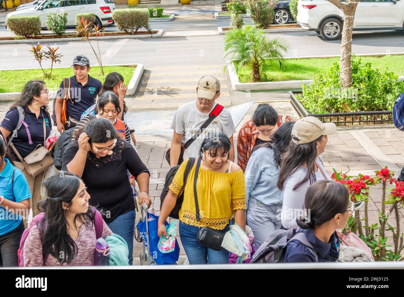 Merida Mexico, Merida Mexico, zona Paseo Montejo Centro, Hotel El Conquistador, studenti in arrivo, ragazzi ragazzi, gita sul campo, universi tecnologici Foto Stock