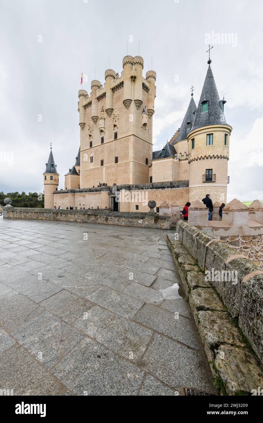 Il castello di Segovia in un giorno di pioggia nuvolosa, Spagna. Foto Stock