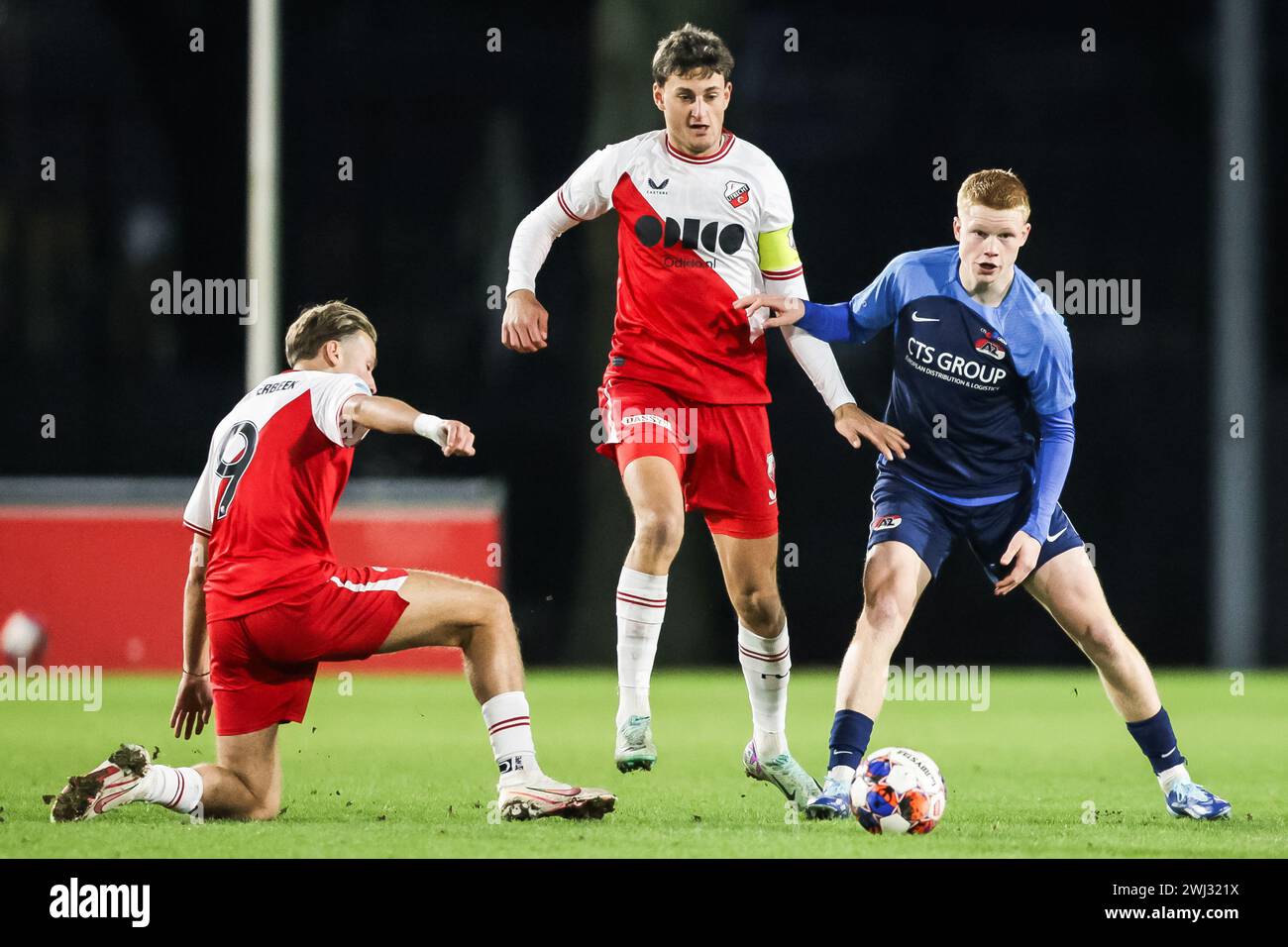 UTRECHT, LAND WAAR HET PLAATS VINDT - 12 FEBBRAIO: Jesse van de Haar di Jong FC Utrecht, Silas Andersen di Jong FC Utrecht e Kees Smit di Jong AZ durante il Keuken Kampioen Divisie match olandese tra Jong FC Utrecht e Jong AZ allo Sportcomplex Zoudenbalch il 12 febbraio 2024 a Utrecht, Land waar het plaats vindt. (Foto di Orange Pictures) credito: Orange Pics BV/Alamy Live News Foto Stock