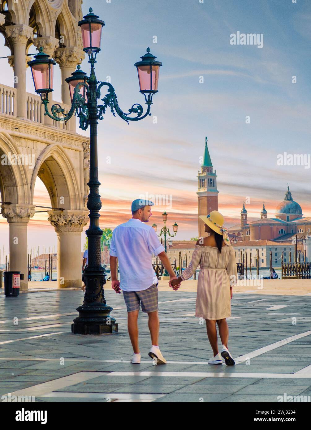 Coppia in un viaggio in città a Venezia, con vista su piazza San Marco e Palazzo Ducale Foto Stock