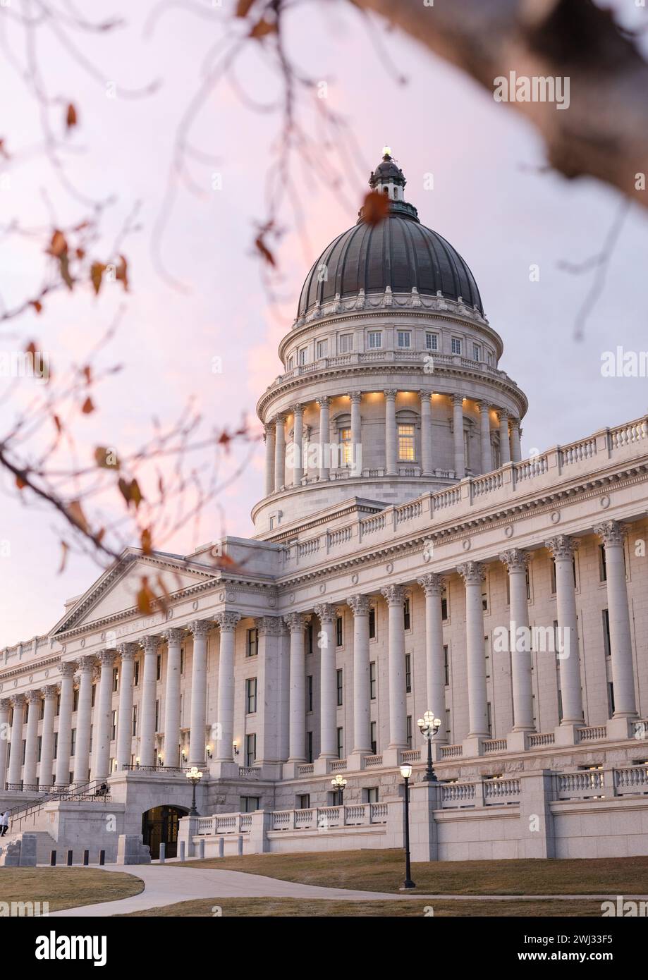 La fotografia di architettura consiste nell'acquisire attraverso immagini il design, l'arte e l'essenza di edifici e strutture. Foto Stock