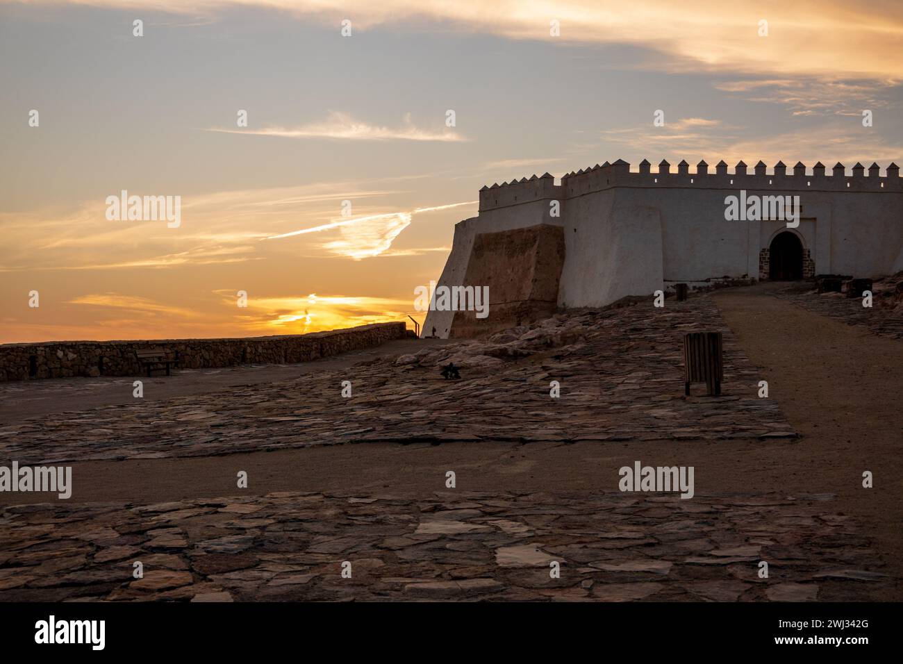 Agadir, Marocco 11 novembre 2023, la maestosa fortezza antica Kasbah di Agadir Oufla al tramonto nella città di Agadir, Marocco Foto Stock