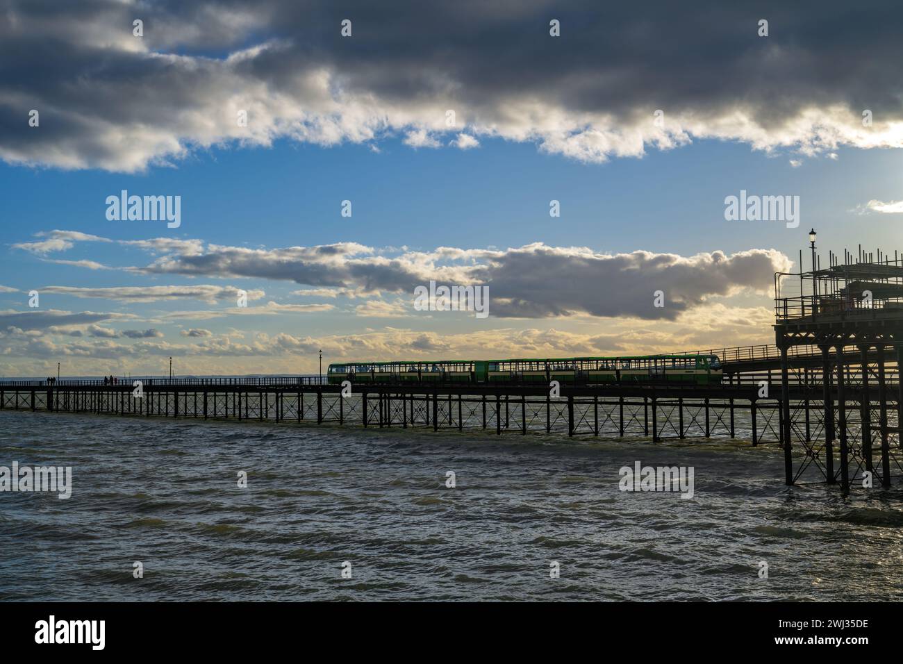 Treno sul Southend Pier, il molo più lungo del mondo Foto Stock