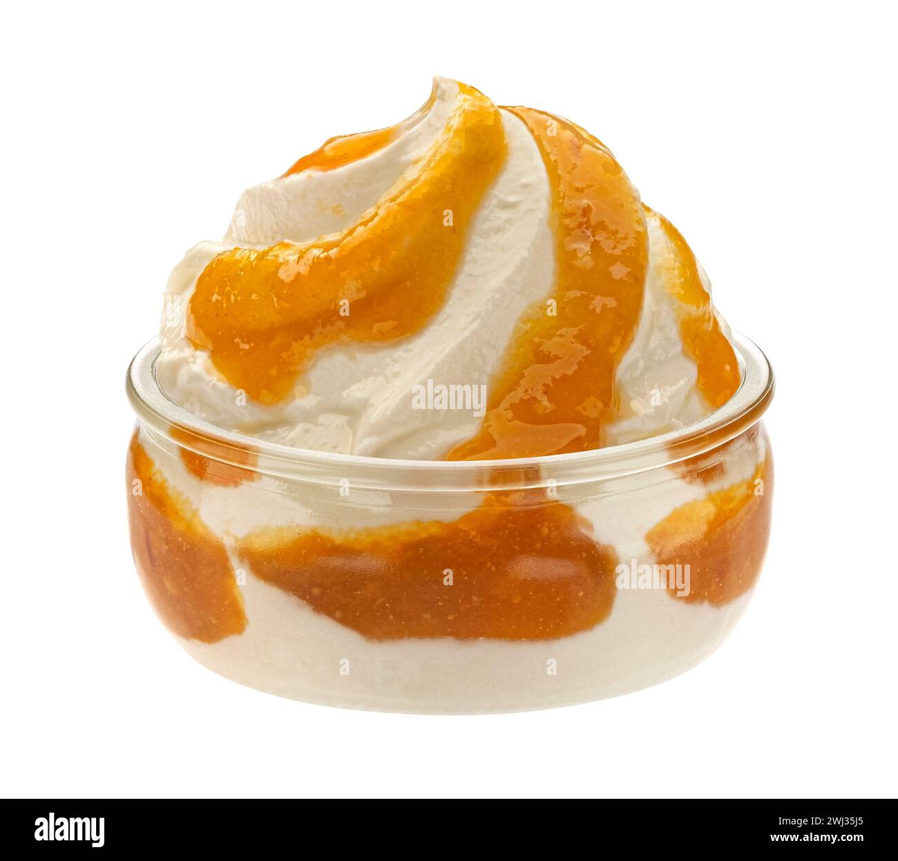Vaso di vetro di yogurt con marmellata di pesca isolato su sfondo bianco Foto Stock