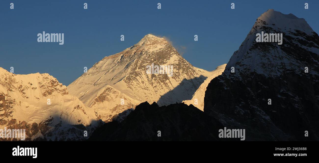 Il Monte Everest è illuminato e luminoso poco prima del tramonto. Foto Stock