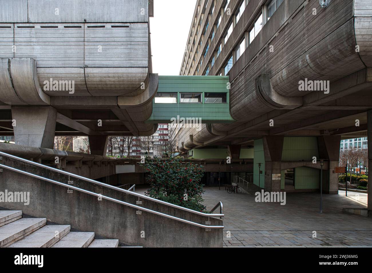 Architettura esterna di un edificio con una scala e un passaggio tra due edifici Foto Stock