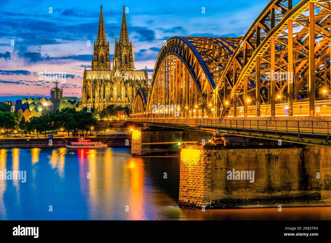 Colonia Koln Germania durante il tramonto, Colonia ponte con la cattedrale Foto Stock