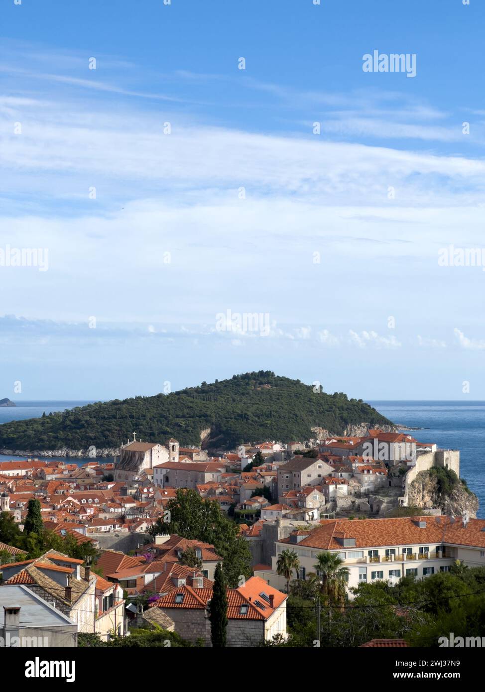 Vecchie case in pietra con tetti rossi sul mare che si affacciano sulle montagne. Dubrovnik, Croazia Foto Stock