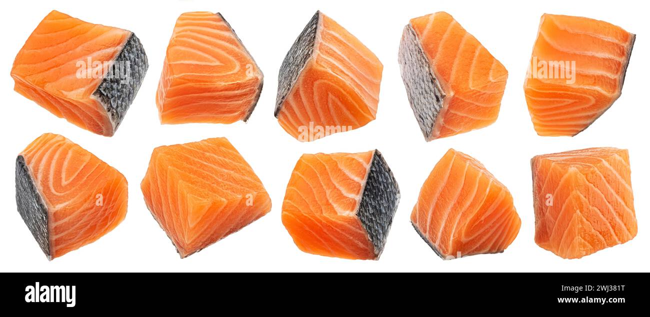 Cubetti di filetto di salmone isolati su sfondo bianco Foto Stock