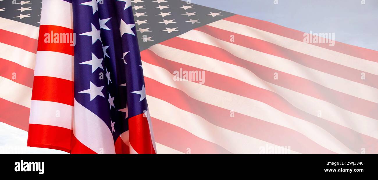 American Celebration - Stati Uniti, USA, bandiera appesa, che scorre nel vento sul banner bianco sul retro Foto Stock