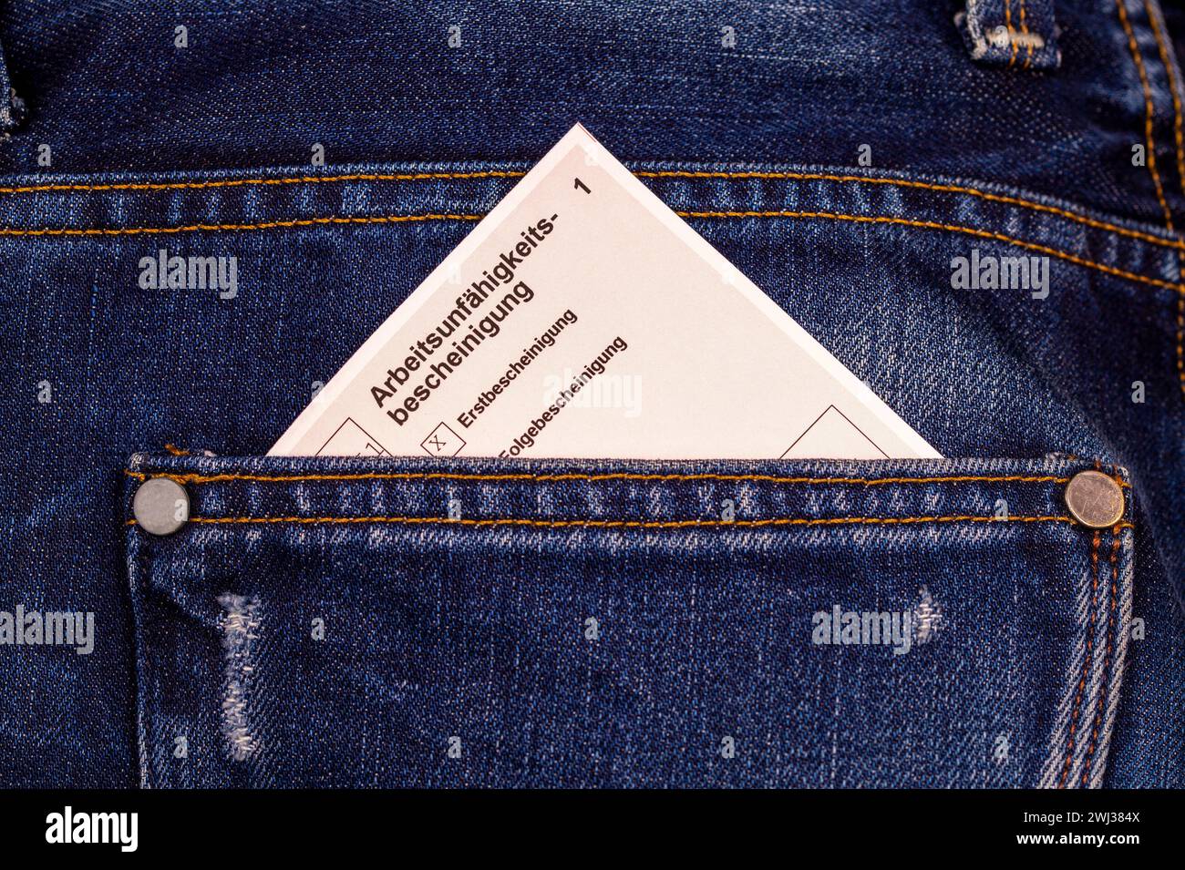 Tedesco ArbeitsunfÃ¤higkeitsbescheinigung - nota di malattia, certificato di malattia in tasche di jeans tr Foto Stock