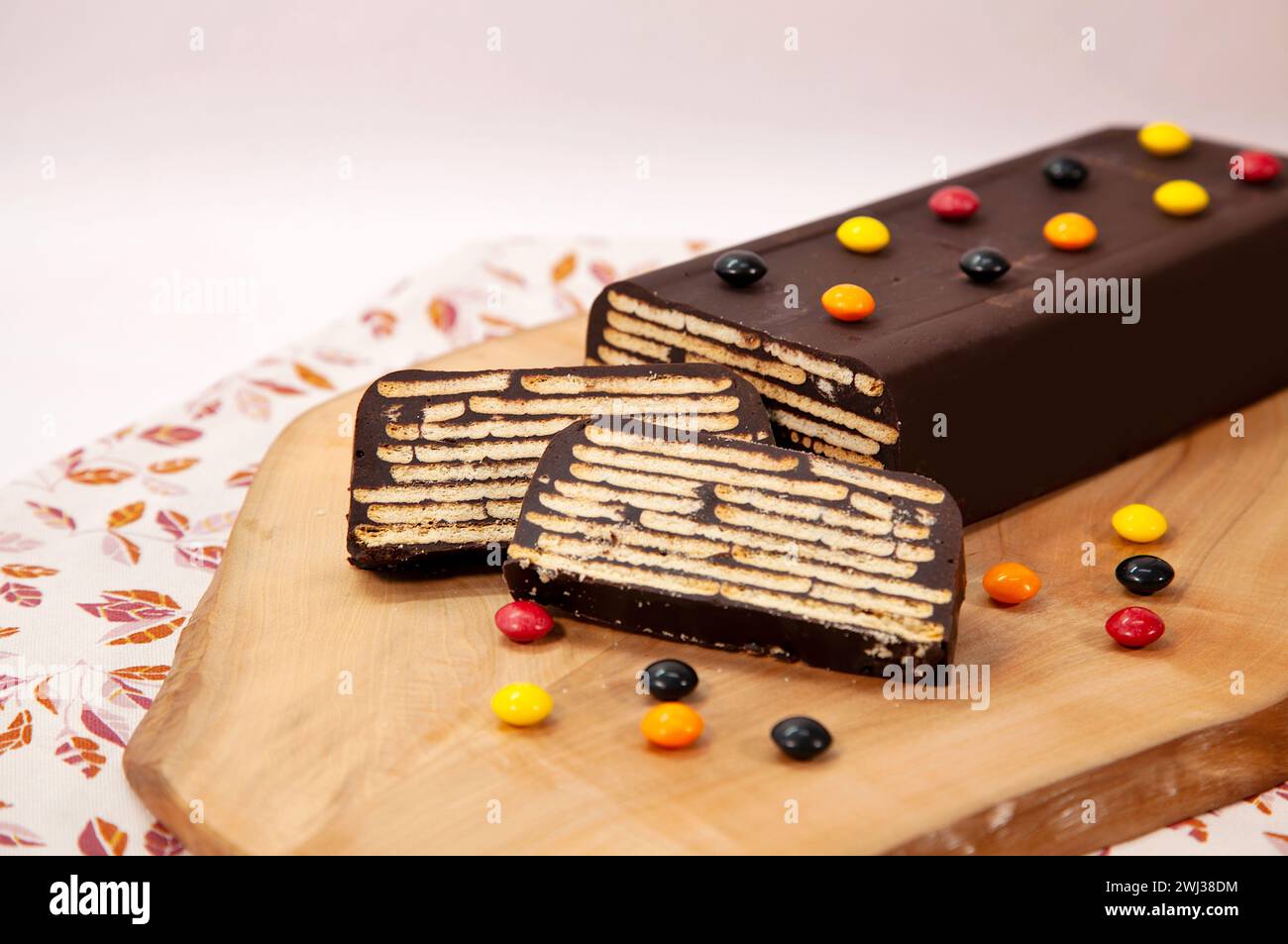 Torta di cane fredda, torta tedesca - Kalter Hund - torta di biscotto al burro marrone. Torta al cioccolato Foto Stock