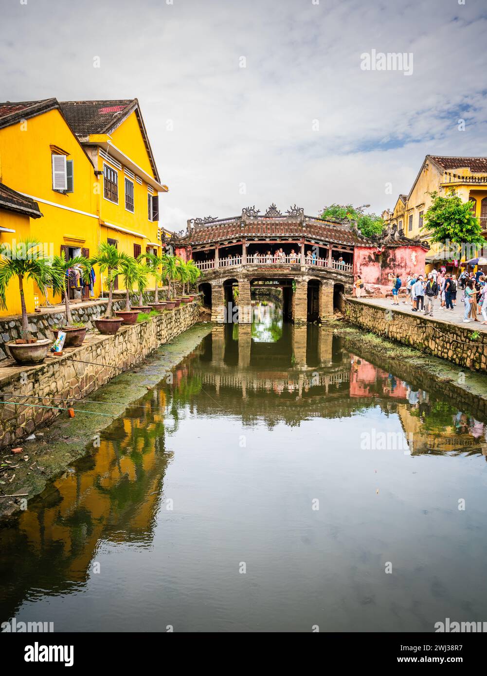 Hoi An, Vietnam, 20 novembre 2022: Storico ponte giapponese (alias Cau Pagoda) nella città di Hoi An, Vietnam Foto Stock