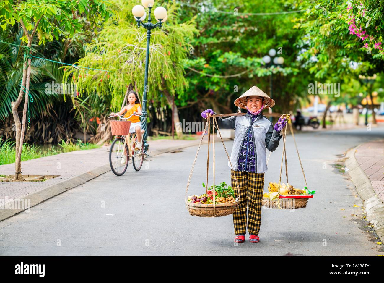 Hoi An, Vietnam, 20 novembre 2022: Un venditore di frutta di strada nella città di Hoi An in Vietnam Foto Stock