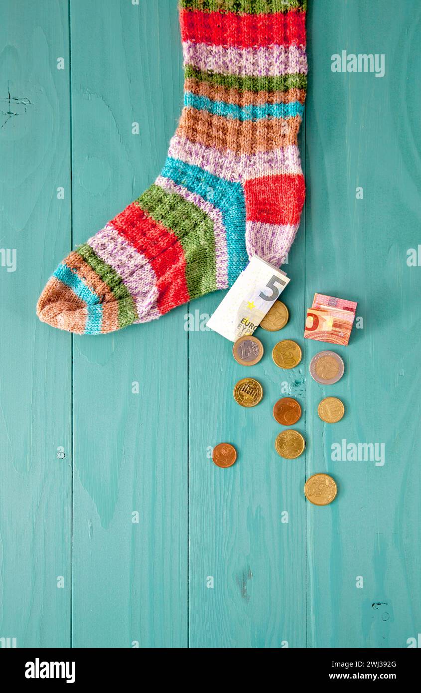 Soldi in euro nel calzino. risparmi pensionistici e concetto di nascondiglio. depositare denaro in un calzino. Salvataggio Foto Stock