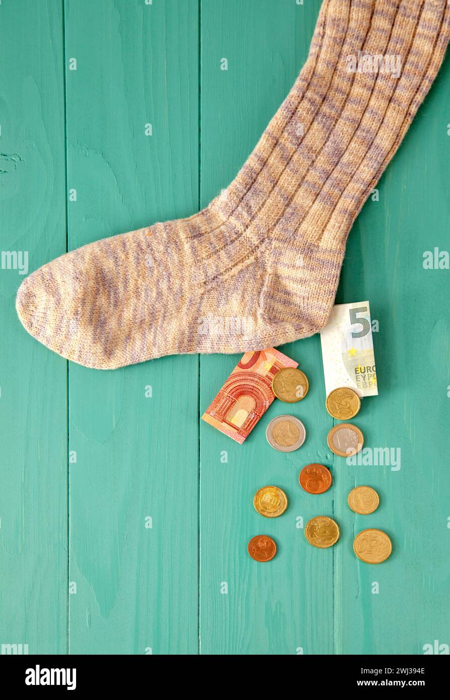 Soldi in euro nel calzino. risparmi pensionistici e concetto di nascondiglio. depositare denaro in un calzino. Salvataggio Foto Stock