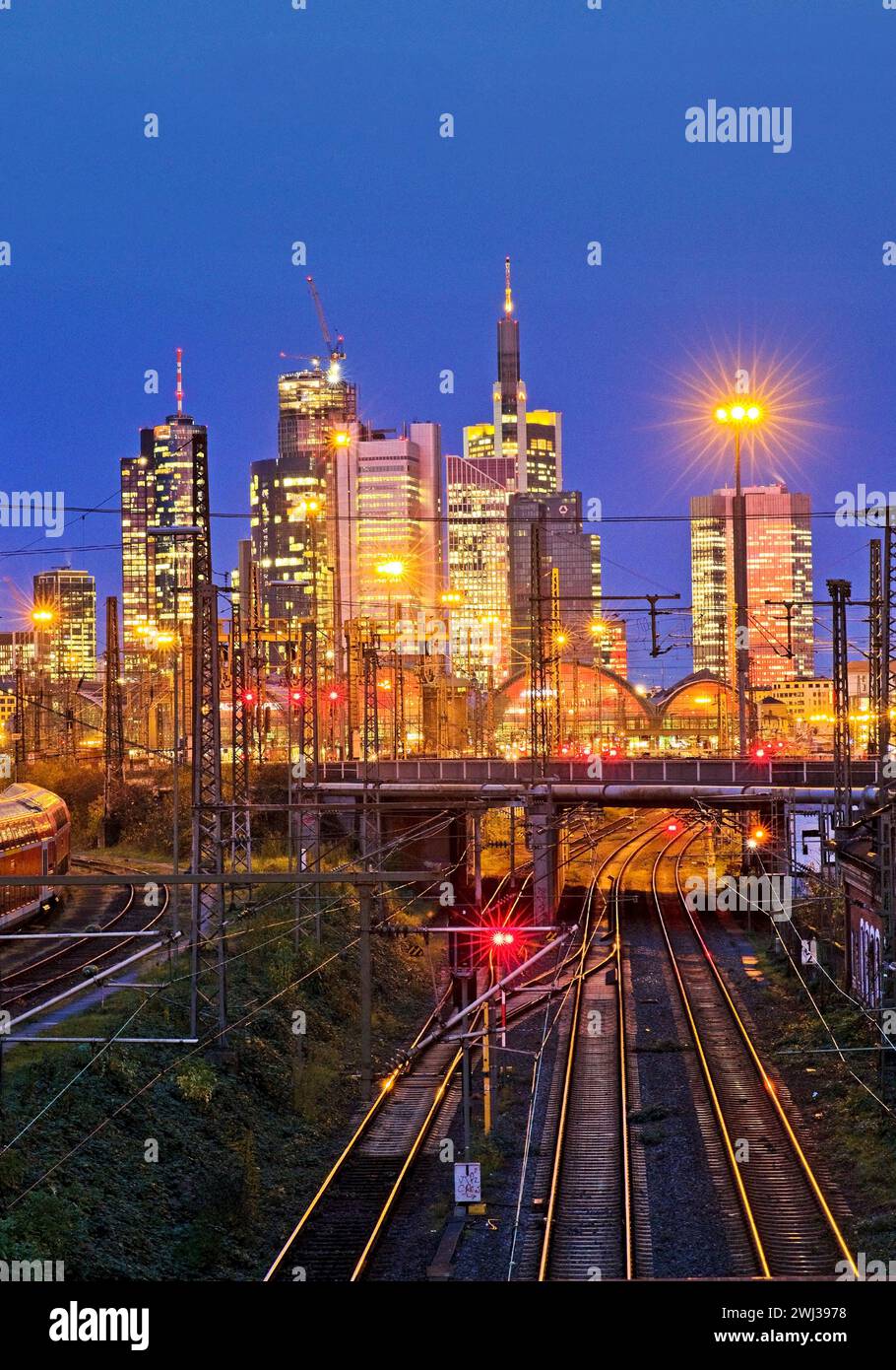 Vista della città di sera con binari ed edifici alti, Francoforte sul meno, Germania, Europa Foto Stock
