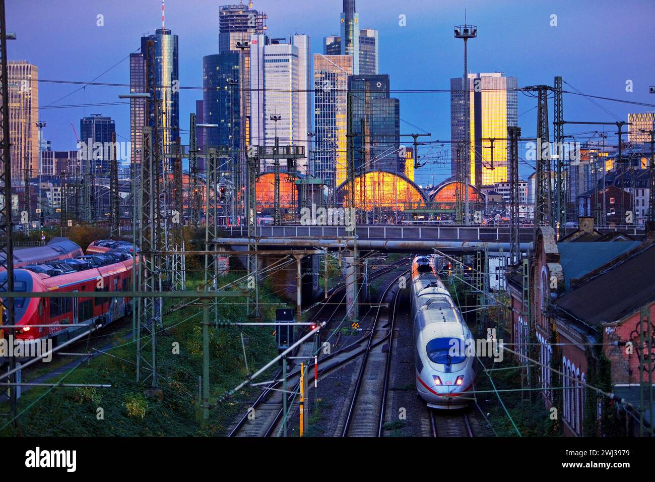 Vista della città di sera con binari ed edifici alti, Francoforte sul meno, Germania, Europa Foto Stock