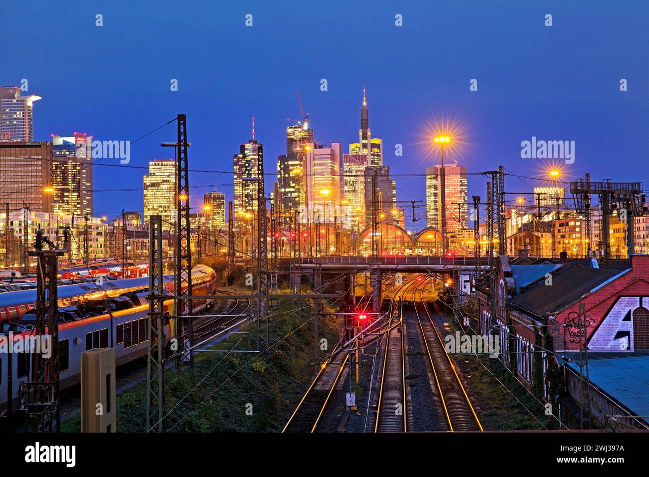 Vista della città di sera con binari ed edifici alti, Francoforte sul meno, Germania, Europa Foto Stock