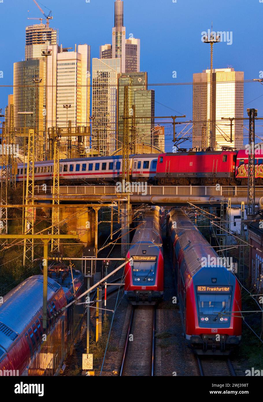 Vista sulla città con molti treni, la stazione centrale e gli edifici alti, Francoforte sul meno, Germania, Europa Foto Stock