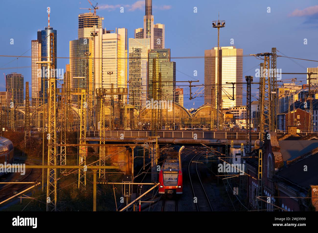 Vista sulla città con treno locale, stazione centrale ed edifici alti, Francoforte sul meno, Germania, Europa Foto Stock