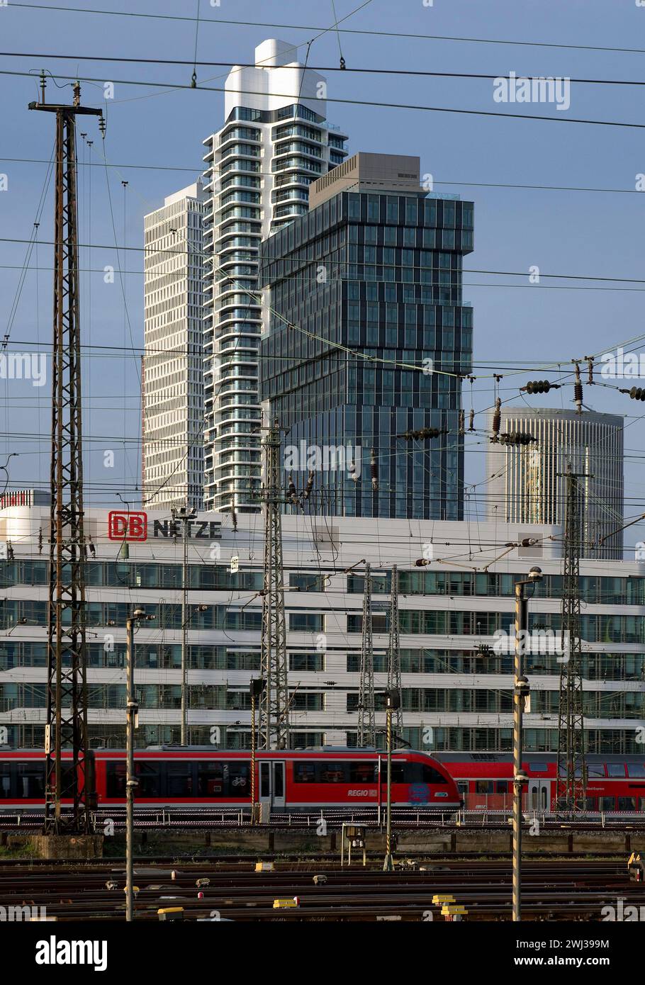 Treno locale di fronte a DB Netze e grattacieli, Francoforte sul meno, Germania, Europa Foto Stock