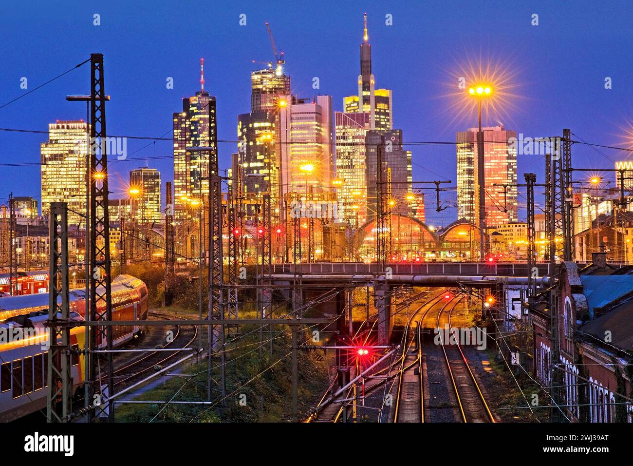 Vista della città di sera con binari ed edifici alti, Francoforte sul meno, Germania, Europa Foto Stock