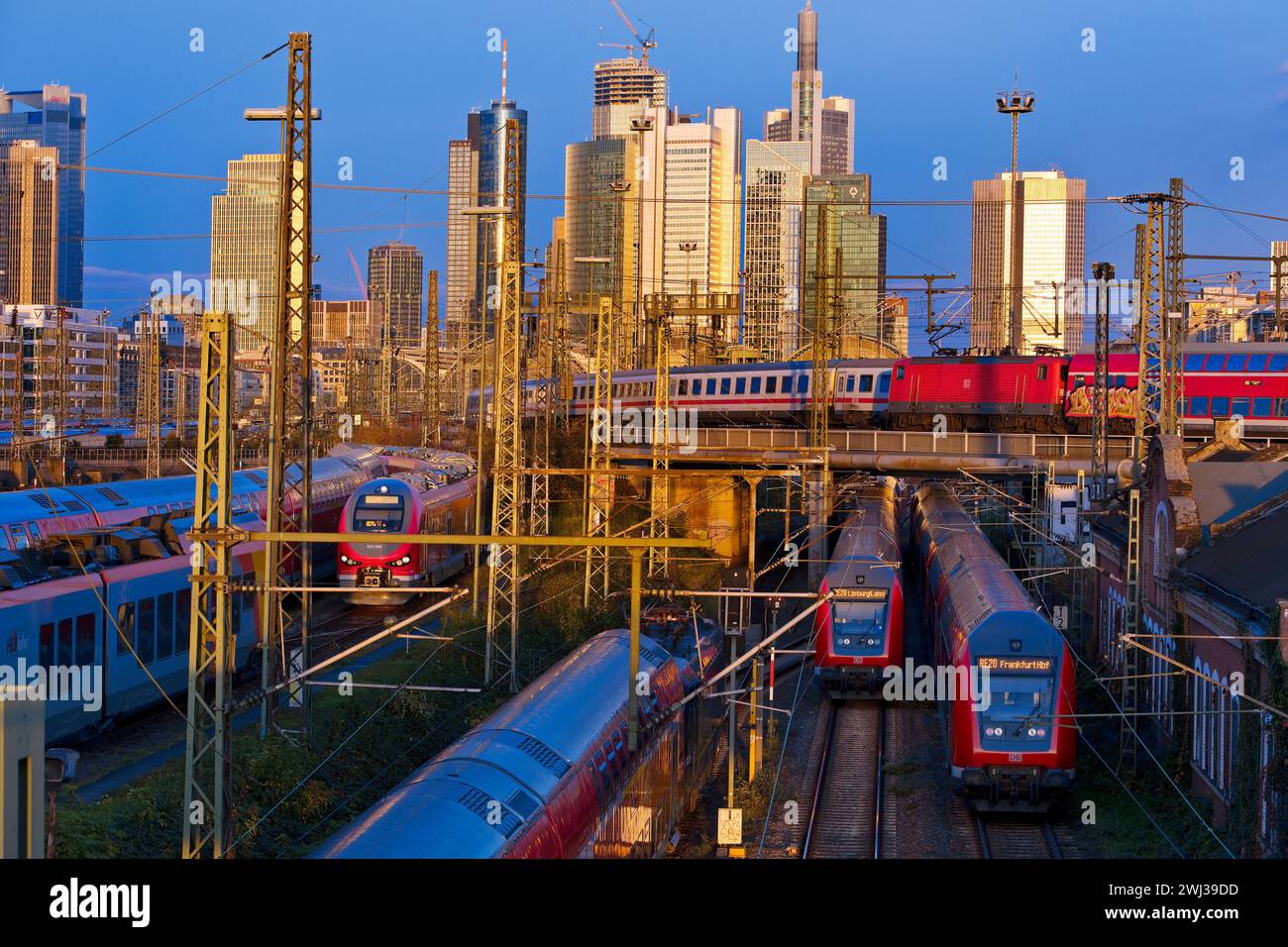 Vista sulla città con molti treni, la stazione centrale e gli edifici alti, Francoforte sul meno, Germania, Europa Foto Stock