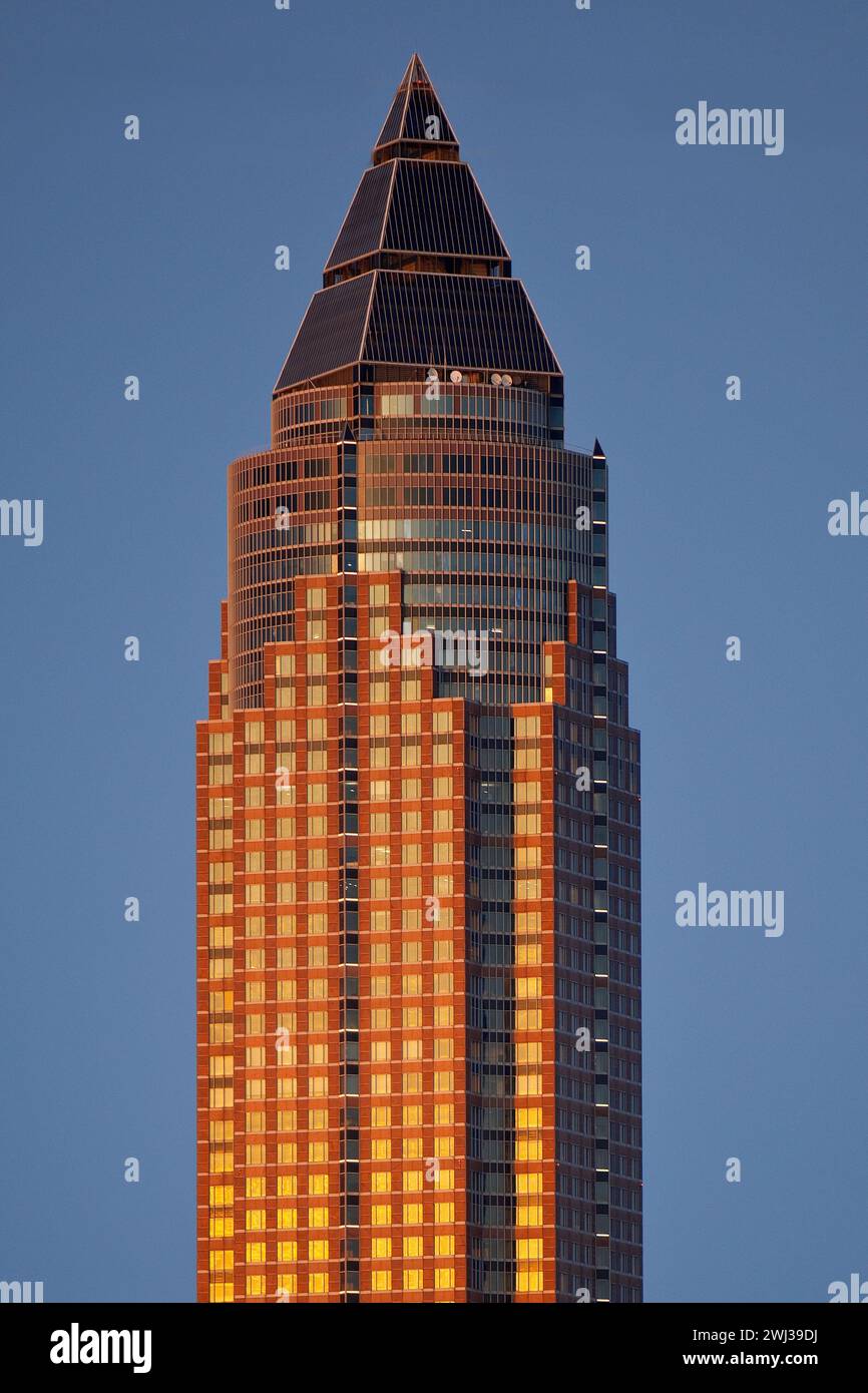 Messeturm alla luce della sera è anche chiamato matita, Francoforte sul meno, Assia, Germania, Europa Foto Stock