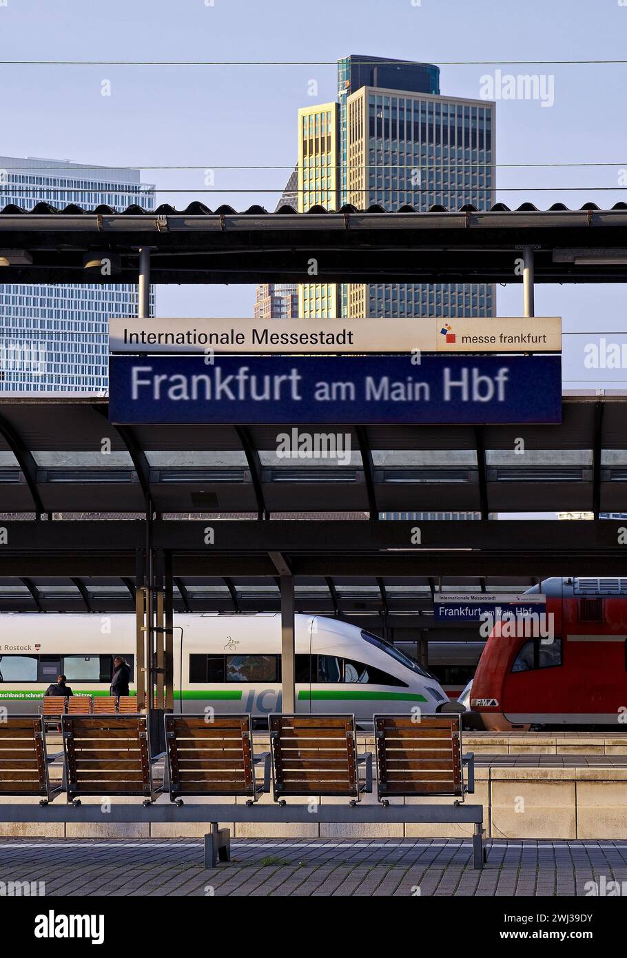 Stazione centrale con ICE e treno locale con grattacieli, Francoforte sul meno, Germania Europa Foto Stock