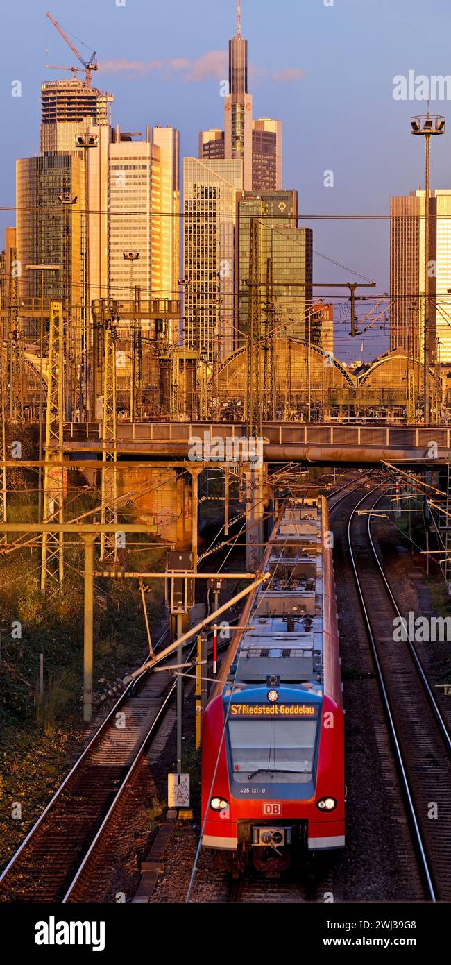 Vista sulla città con treno locale, stazione centrale ed edifici alti, Francoforte sul meno, Germania, Europa Foto Stock