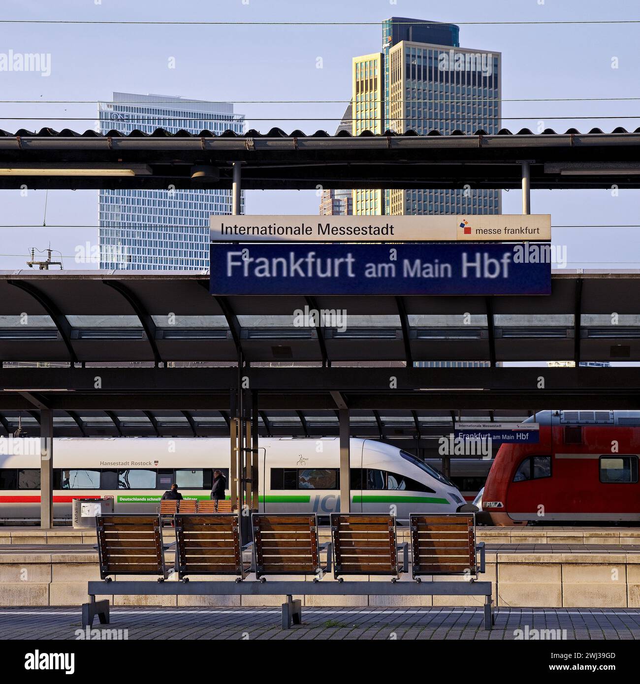 Stazione centrale con ICE e treno locale con grattacieli, Francoforte sul meno, Germania Europa Foto Stock
