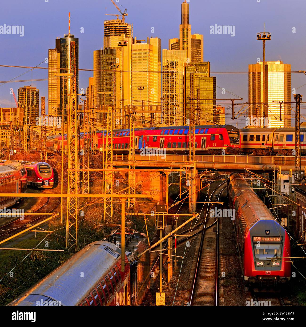 Vista sulla città con molti treni, la stazione centrale e gli edifici alti, Francoforte sul meno, Germania, Europa Foto Stock