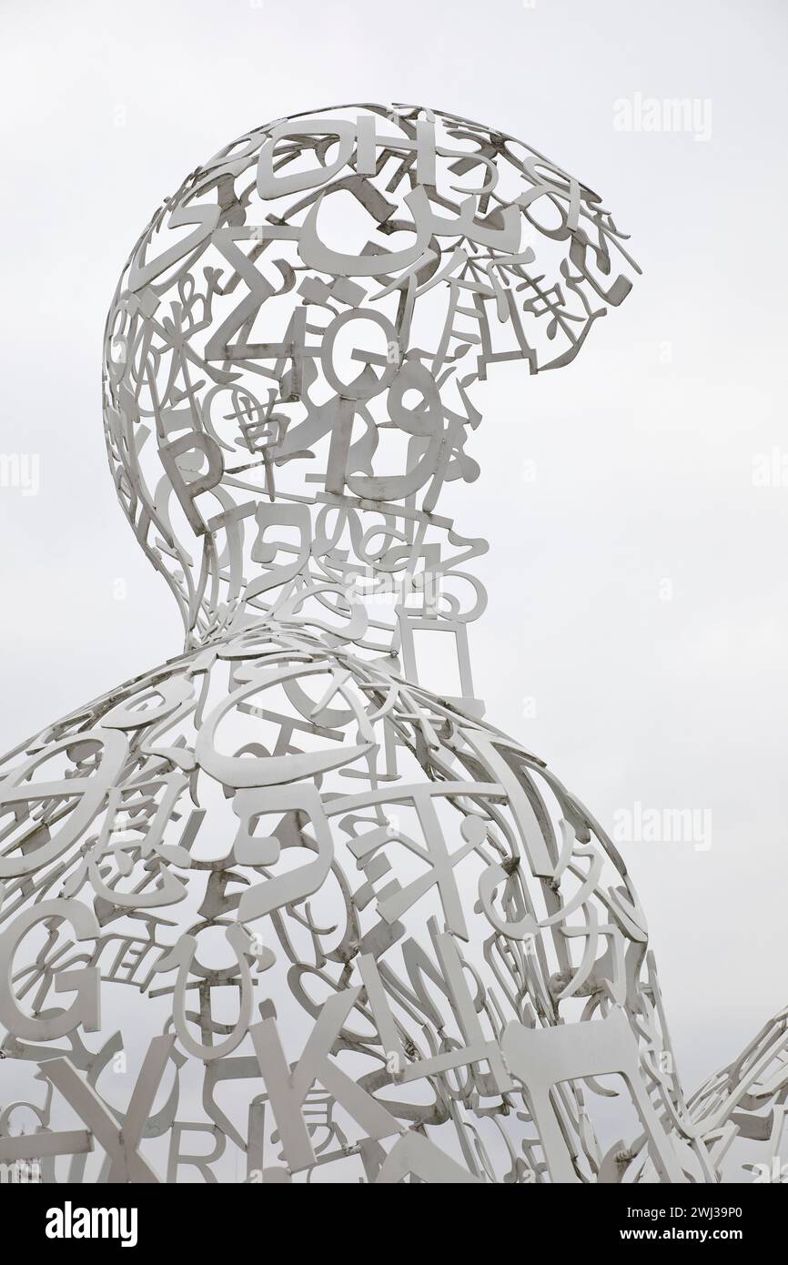 Opera d'arte corpo della conoscenza, scultura da lettere individuali, Francoforte sul meno, Germania, Europa Foto Stock