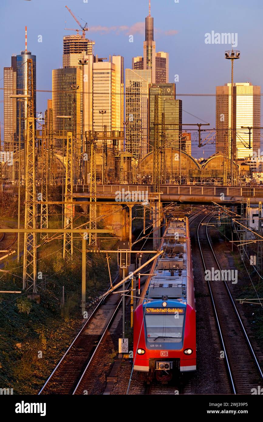 Vista sulla città con treno locale, stazione centrale ed edifici alti, Francoforte sul meno, Germania, Europa Foto Stock