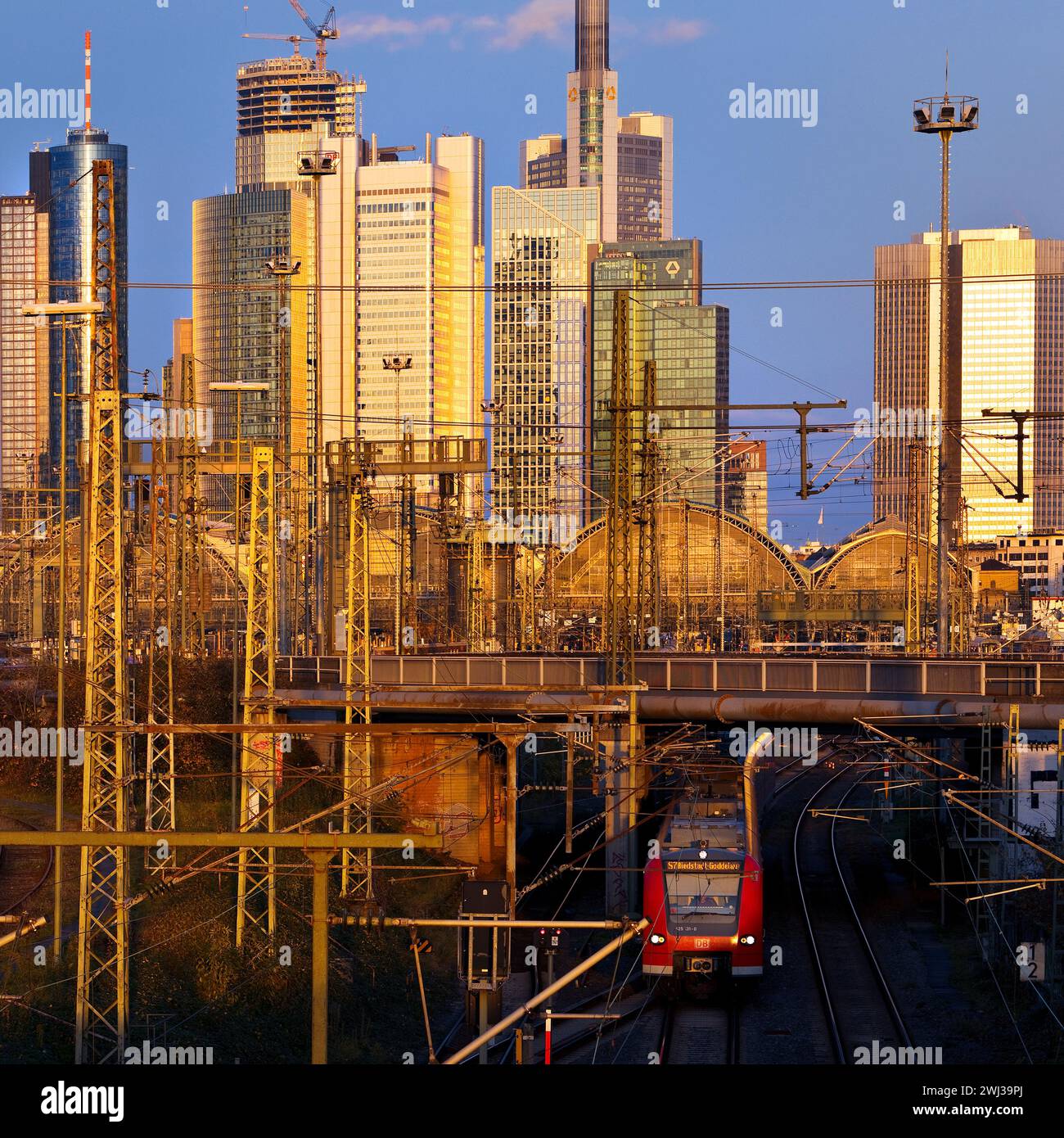 Vista sulla città con treno locale, stazione centrale ed edifici alti, Francoforte sul meno, Germania, Europa Foto Stock