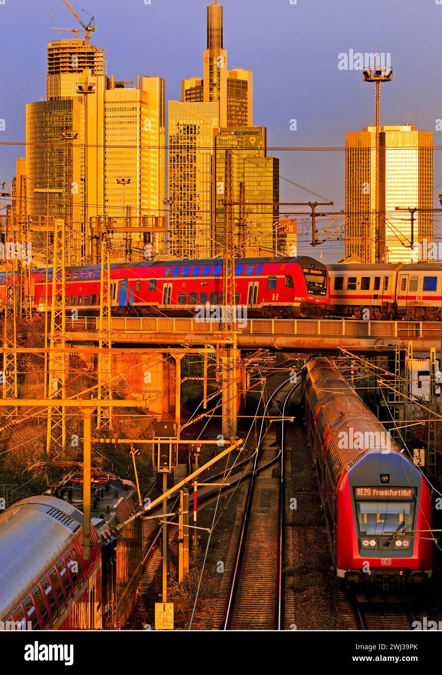 Vista sulla città con molti treni, la stazione centrale e gli edifici alti, Francoforte sul meno, Germania, Europa Foto Stock