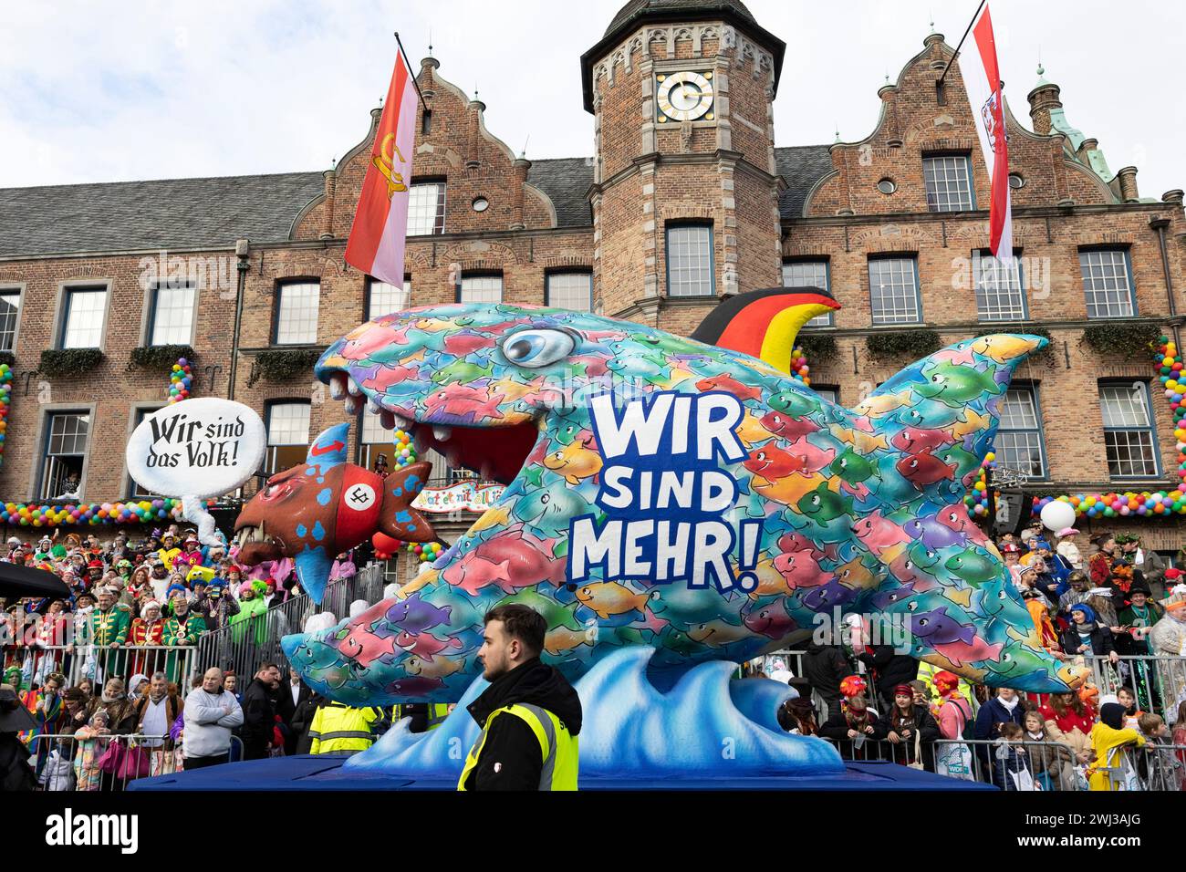 Sfilata di carnevale del lunedì delle rose a Düsseldorf. Float disegnato da Jacques Tilly mostra che i nazisti o neo-nazisti di AfD, alternative für Deutschland, sono in minoranza. Foto Stock