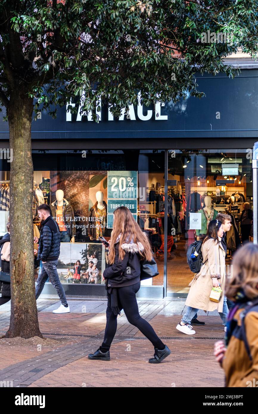 Kingston-upon-Thames, Londra Regno Unito, 12 febbraio 2024, People Walking Beyond A High Street FatFace Fashion Shop Frontage con Un cartello di vendita in vetrina Foto Stock