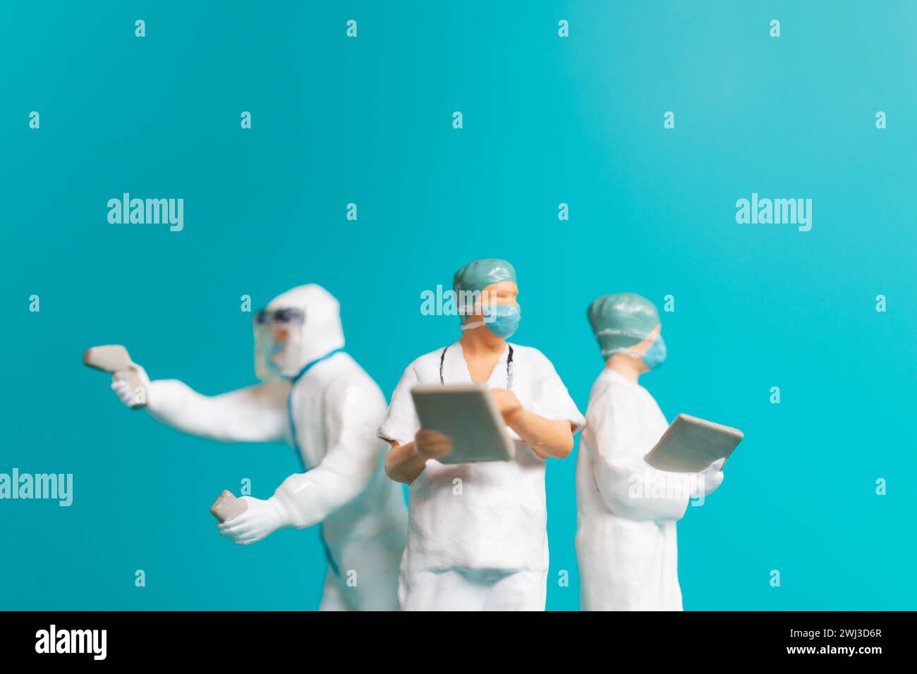 Persone in miniatura Un ufficiale medico in uniforme protettiva Foto Stock