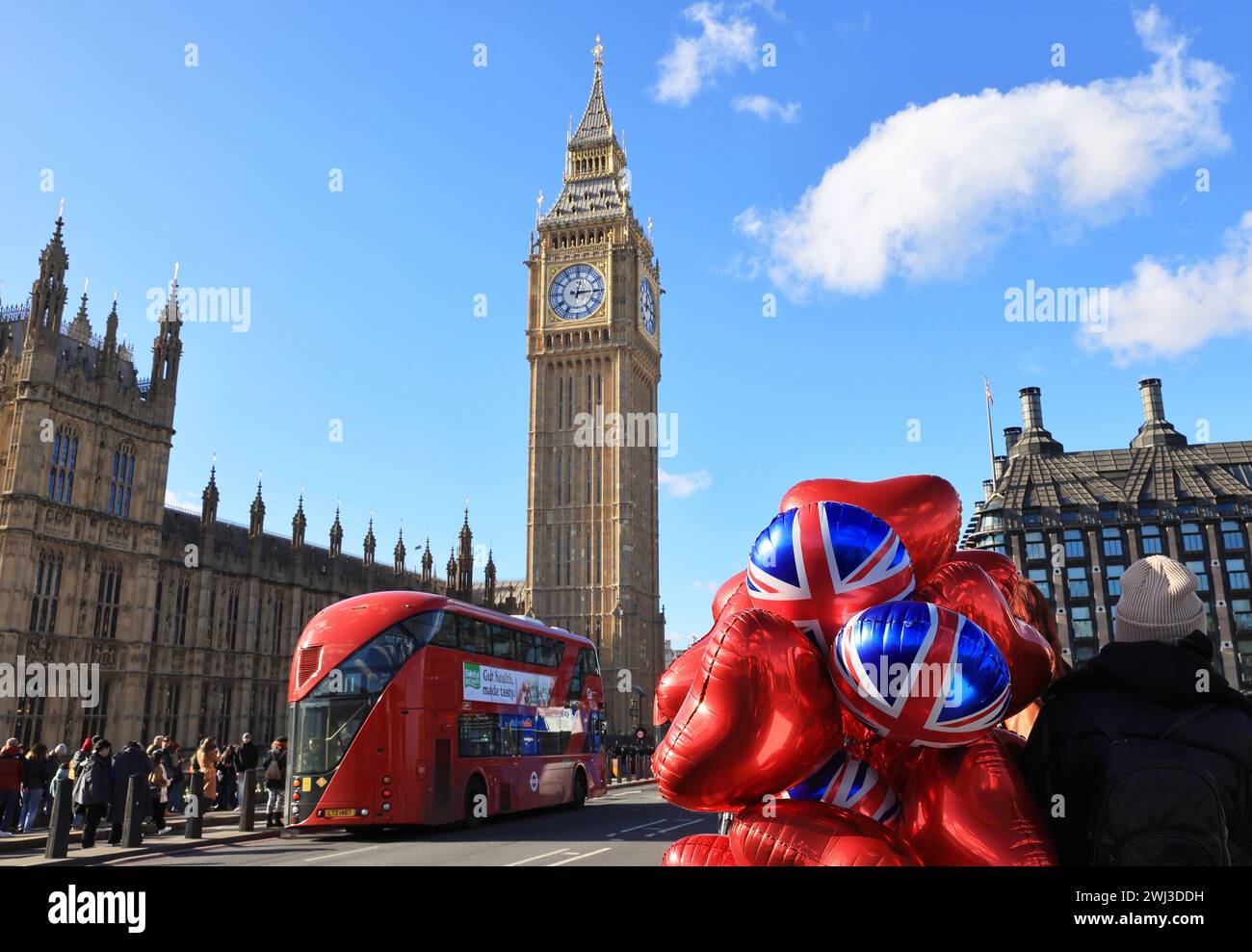 Palloncini Red, Valentine Heart in vendita sul Westminster Bridge, con il Big Ben alle spalle, a Londra, Regno Unito Foto Stock